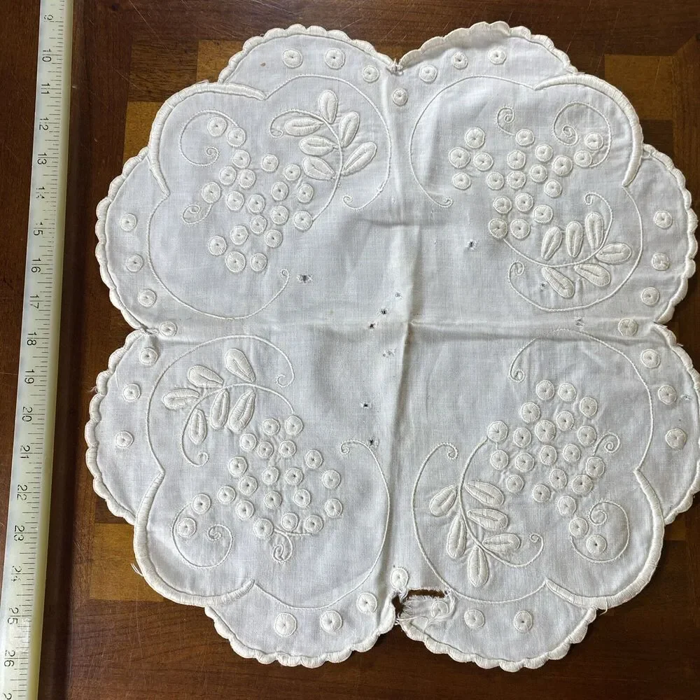 Lot 8 VTG Family Table Cloth Linens Doilies Runner Embroidery Lace Crochet‎ READ